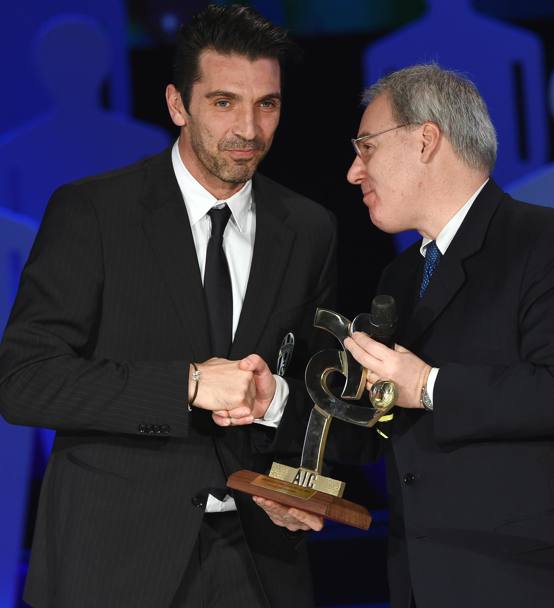 Buffon ritira dal presidente della Lega Maurizio Beretta il premio di miglior portiere del 2014. Ansa